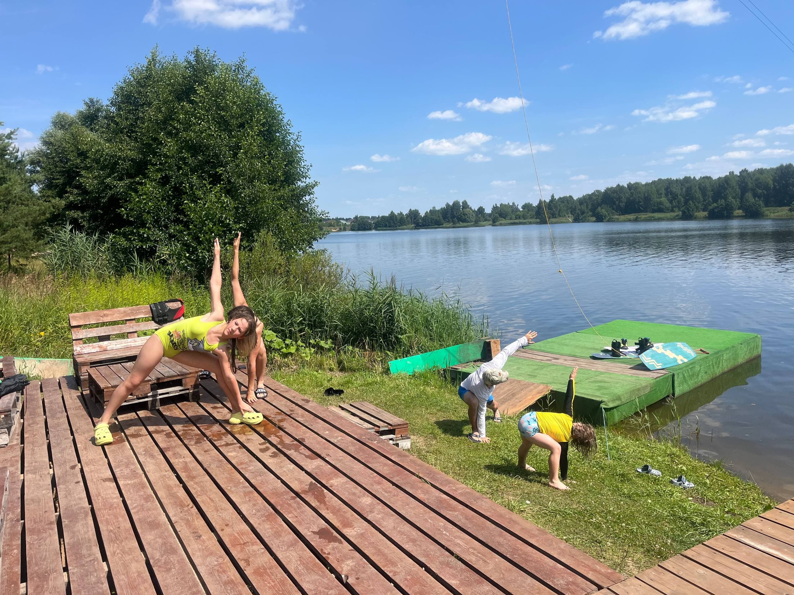 Разминка перед катанием: инструктор и дети на настиле у воды — Wake Park RIDE & VIBE